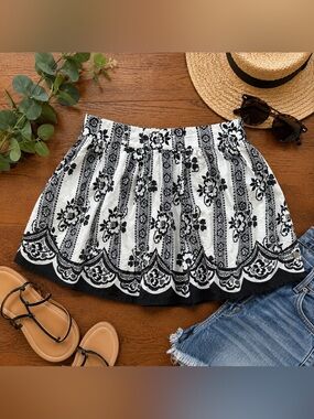 Deb Floral Cotton Mini Skirt Scalloped Hem Black White Size M